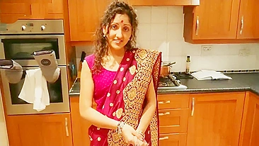 Indian Bhabhi takes off red sari and enjoys chudai with skilled devar