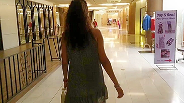 Indian slut swallows cum after sucking Desi fuckstick in the hotel