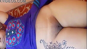 Indian tattoo artist is lucky to see desi Bhabhi's wonderful pussy