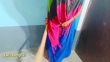 Indian lecher throws a leg to desi Bhabhi right on the entryway