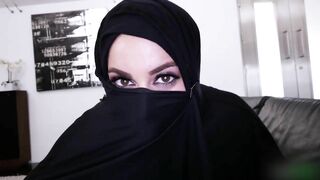 Horny Arab woman whips out XXX fuckstick and gives amazing blowjob