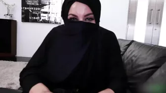 Horny Arab woman whips out XXX fuckstick and gives amazing blowjob