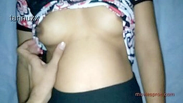 Desi Bhabhi lifts sari up to have hairy cunt scored by Indian beau