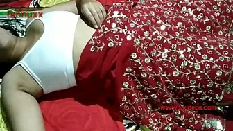 Bhabhi is keen to show natural boobs and receive cock in Indian video