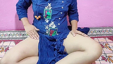 Aunty pulls blue sari up to be Bhabhi receiving Indian dick in snatch
