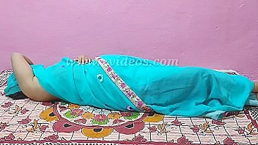 Bhabhi in turquoise sari has nothing against penetration by Indian man