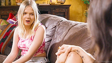 Teen blonde lesbian Coco Lovelock seduces hot brunette