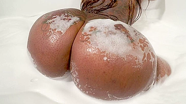 Ebony stunner shakes her hot gigantic XXX buns in the bathtub