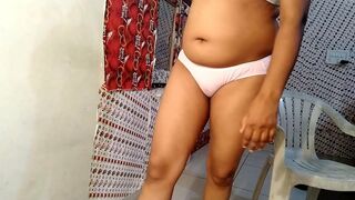 Busty Desi bhabhi in a cotton sari masturbates after a hard day at work