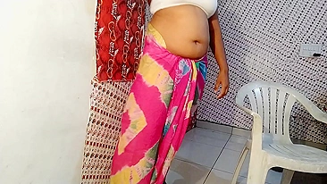 Busty Desi bhabhi in a cotton sari masturbates after a hard day at work