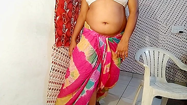 Busty Desi bhabhi in a cotton sari masturbates after a hard day at work