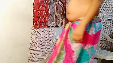 Busty Desi bhabhi in a cotton sari masturbates after a hard day at work