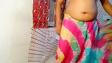 Busty Desi bhabhi in a cotton sari masturbates after a hard day at work