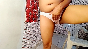 Busty Desi bhabhi in a cotton sari masturbates after a hard day at work