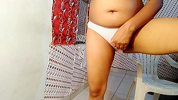 Busty Desi bhabhi in a cotton sari masturbates after a hard day at work