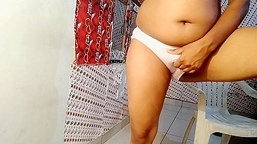 Busty Desi bhabhi in a cotton sari masturbates after a hard day at work