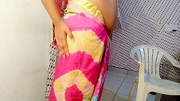 Busty Desi bhabhi in a cotton sari masturbates after a hard day at work