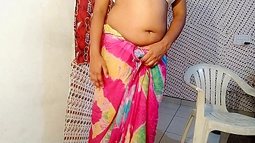 Busty Desi bhabhi in a cotton sari masturbates after a hard day at work