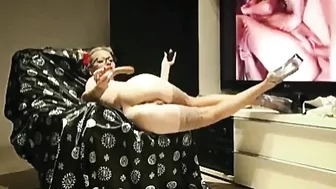 Mom fucked herself with a vibrator while she watches porn