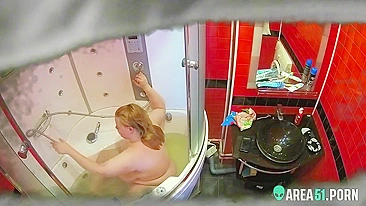 Peep cam bathroom caught as fat mom masturbating