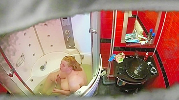 Peep cam bathroom caught as fat mom masturbating