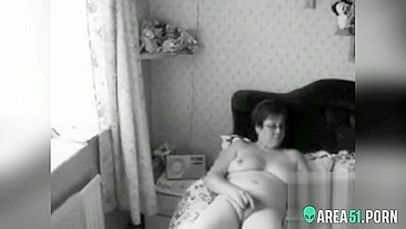 Сaught my desperate mom masturbating on XXX video