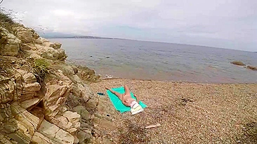 At the public beach this kinky wife masturbate and caught on cam