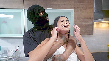 Latina confronted by black robber who starts worshipping her XXX booty