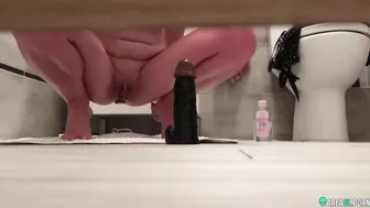 Mom with butt plug caught masturbating in the bath using toys