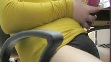 Close-up caught masturbating video of horny mom in the yellow top