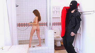 Fragile teen washes her XXX curves not noticing tall masked robber