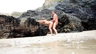Horny amateur couple makes XXX sex on public beach
