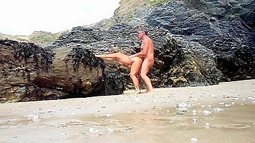 Horny amateur couple makes XXX sex on public beach
