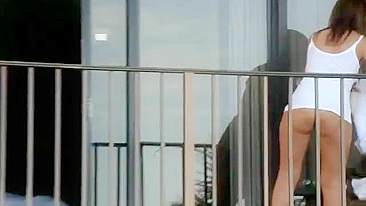 Voyeur caught on mobile - Hot naked woman on hotel balcony