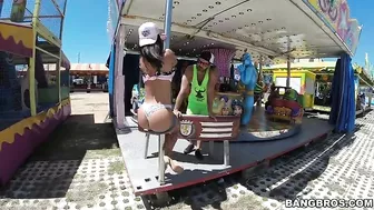 Naughty mom in sexy shorts shakes her juicy XXX buttocks outdoors