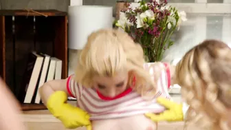 Chicks have lesbian threesome full of XXX squirting in the kitchen