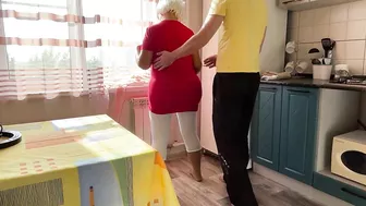 XXX guy doesn't wear a condom while fucking mom in her big asshole