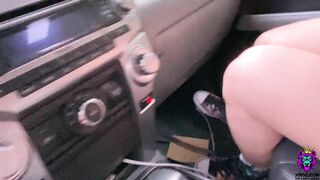 Bootylicious aunt pisses by the car and satisfies driver's XXX pole