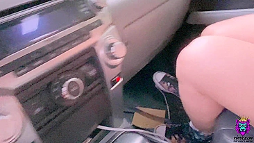 Bootylicious aunt pisses by the car and satisfies driver's XXX pole