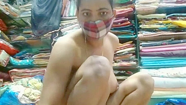 Indian porn XXX, big booby Desi saleswoman nude show in clothes shop