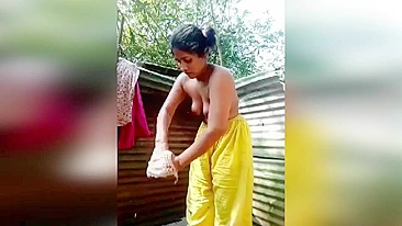 Indian porn Desi village aunty bathing nude outdoors MMs sex video