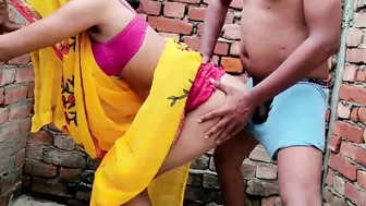 Mature aunty in the yellow saree cheating on her husband with local boy