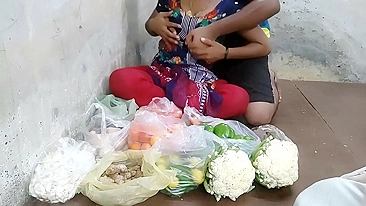 Instead of selling vegetables Desi gal has quick sex with customer