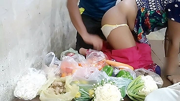 Instead of selling vegetables Desi gal has quick sex with customer