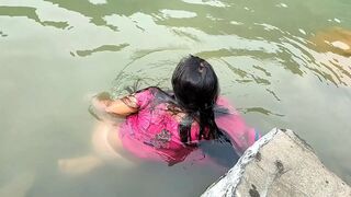Desi village girl fucked outdoors after washing clothes in the river