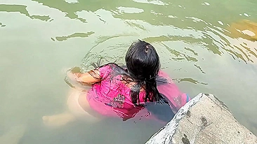 Desi village girl fucked outdoors after washing clothes in the river