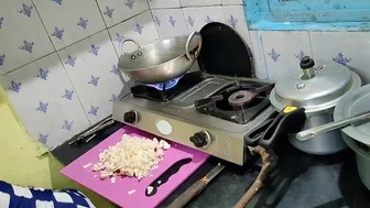 Mature Desi man nicely fucks obedient Bhabhi right in the kitchen