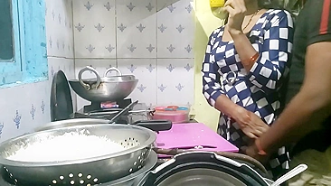 Mature Desi man nicely fucks obedient Bhabhi right in the kitchen