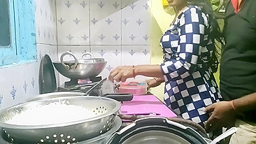 Mature Desi man nicely fucks obedient Bhabhi right in the kitchen