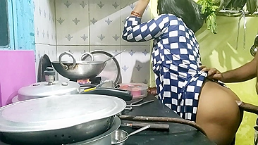 Mature Desi man nicely fucks obedient Bhabhi right in the kitchen